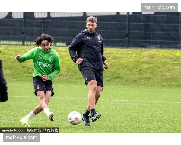 场边花絮:门兴小球迷冲入场内与球员击掌,被安保人员礼貌带离 场边花絮:门兴小球迷冲入场内与球员击掌,被安保人员礼貌带离