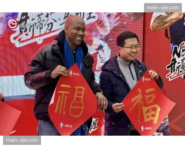 CBA球星走进社区，与球迷进行三分大赛和互动游戏